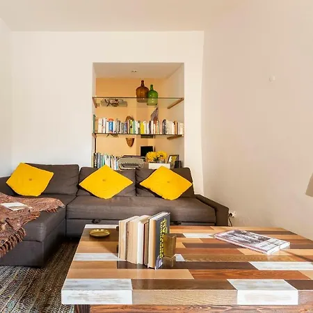 Plum Guide - The Pursuit Of Trivia Apartment Lissabon
